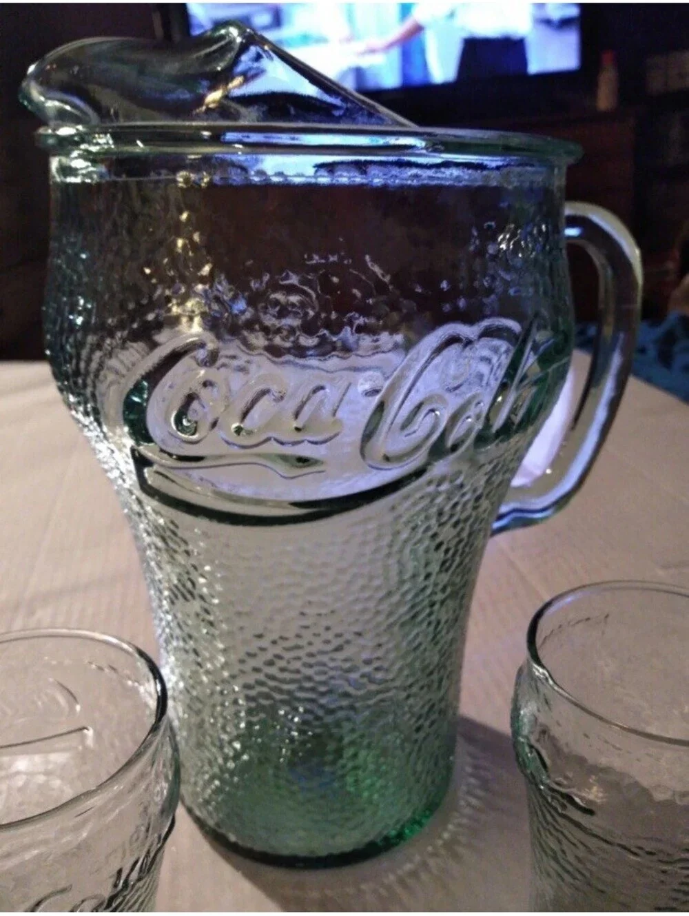 VTG COCA-COLA HEAVY GREEN PEBBLED GLASS 64 0Z COKE PITCHER-WITH 2 GLASSES 1999